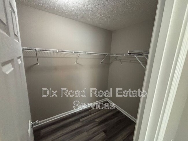 Building Photo - 1024 Golfview Dr