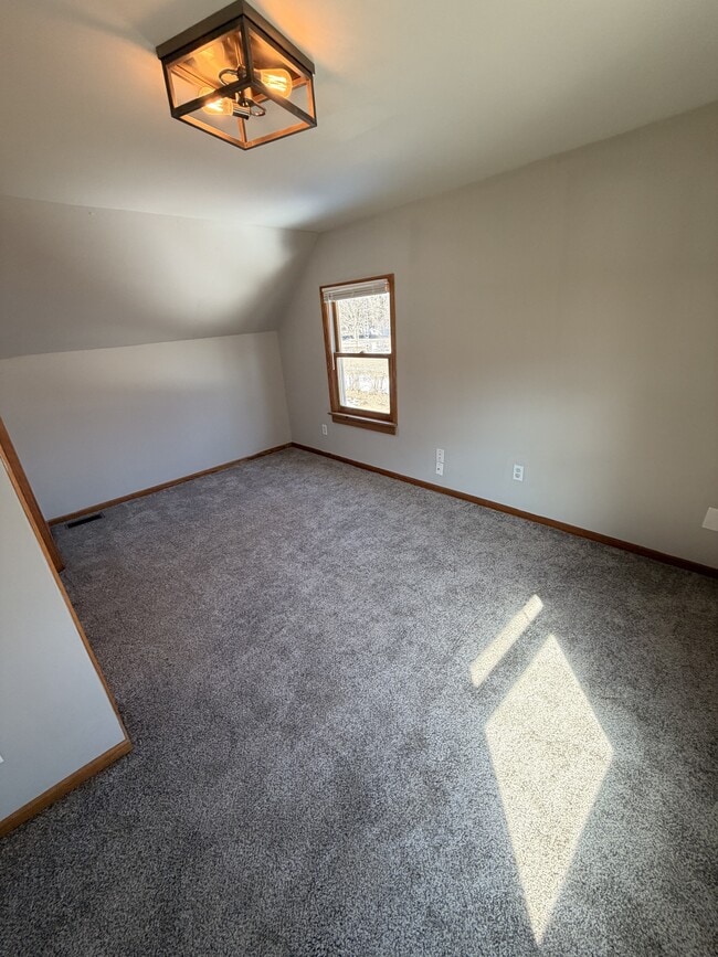 Building Photo - 6909 Lakeview Dr