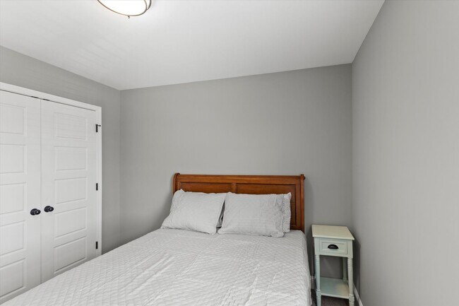 Building Photo - Fully Furnished and Move-In Ready! Flexible Lease Options Available!