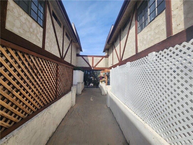 Building Photo - 7432 Hazeltine Ave