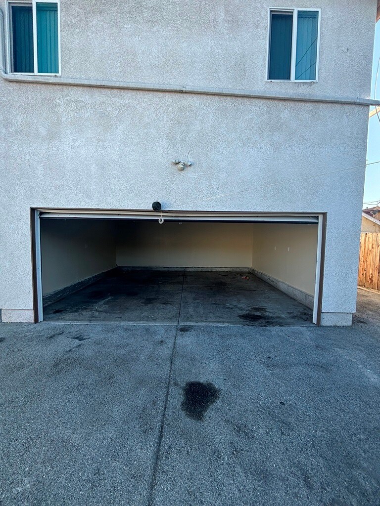 Building Photo - 155 W 77th St