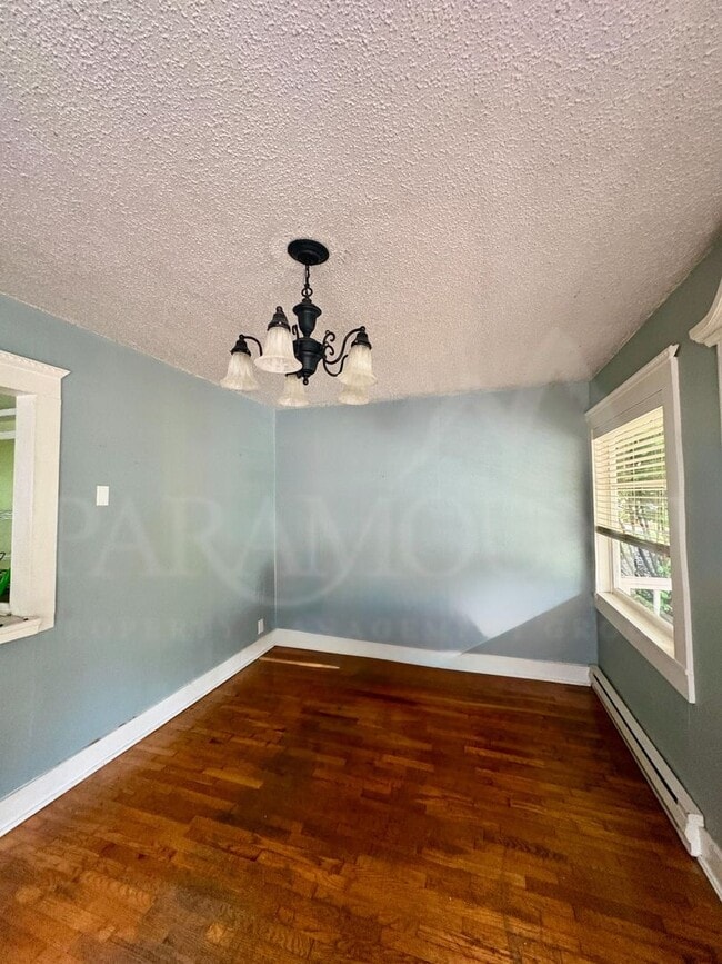 Building Photo - PRICE DROP! Bright & Beautiful Bungalow Near Downtown Port Orchard