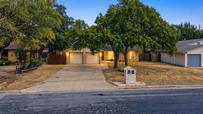 Building Photo - 8808 Pineridge Dr