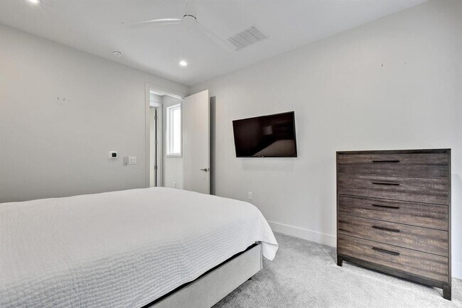 Building Photo - 809 Bouldin Ave