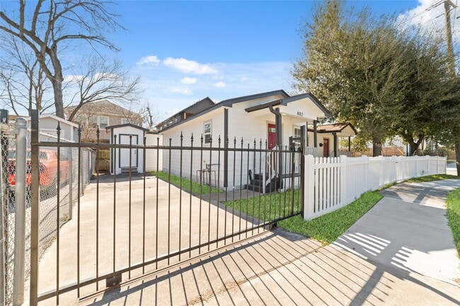 Building Photo - 802 E 33rd St