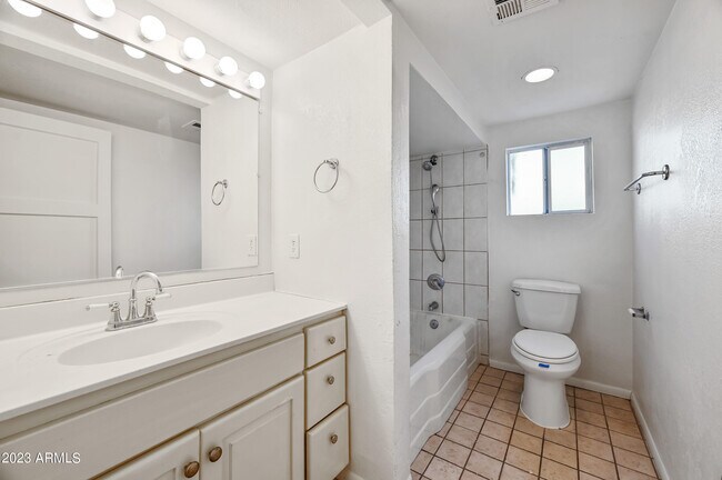 Building Photo - 5327 E Taylor St