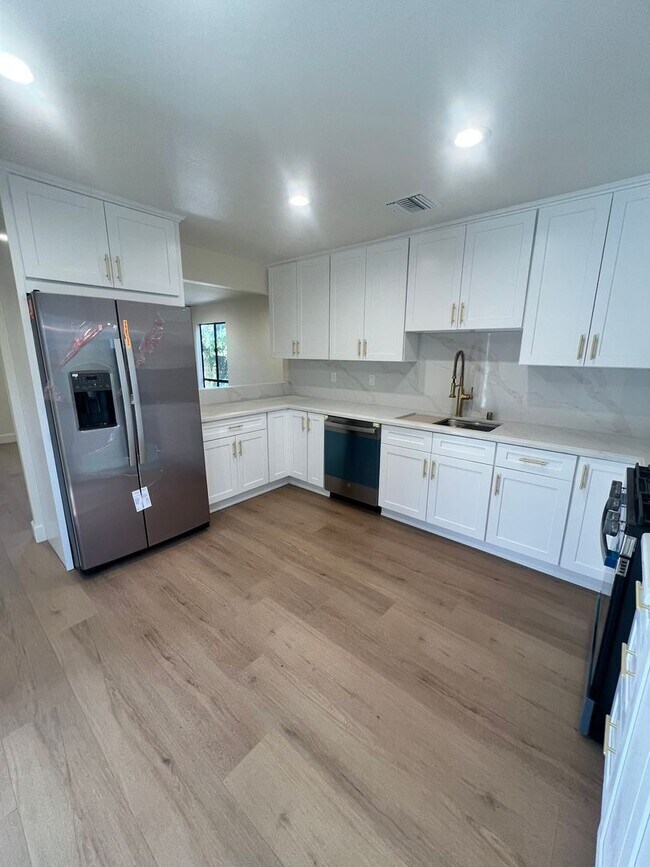 Building Photo - Thousand Oaks - 3 bedroom, 2.5 bath in the...