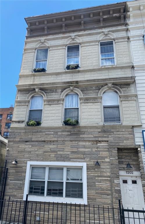 Primary Photo - 1202 Rogers Ave