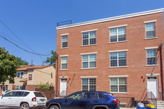 Building Photo - 4 br, 2 bath Triplex - 1405 N SYDENHAM ST ...