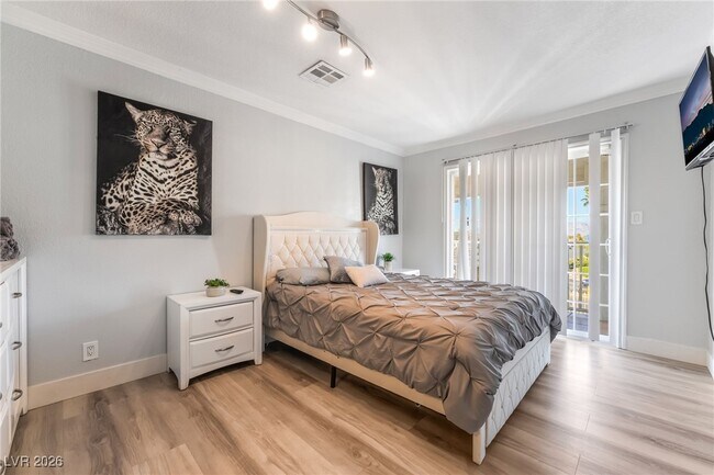 Building Photo - 2419 E Vegas Valley Dr