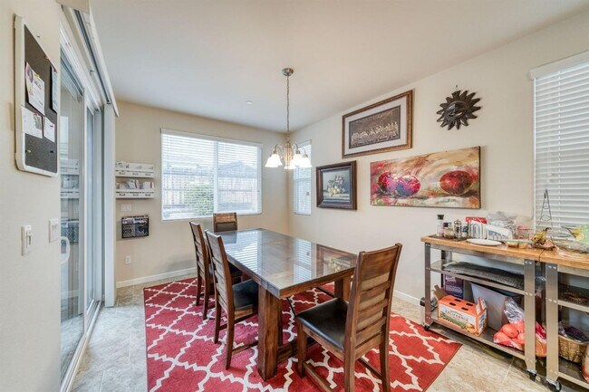 Building Photo - Beautiful 5 bedroom / 4 bath near Clovis East