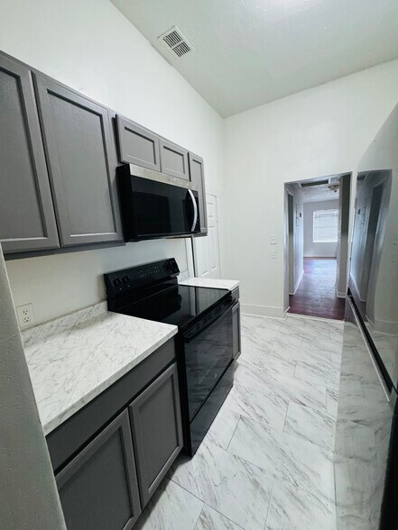 Building Photo - 881 Bridier St