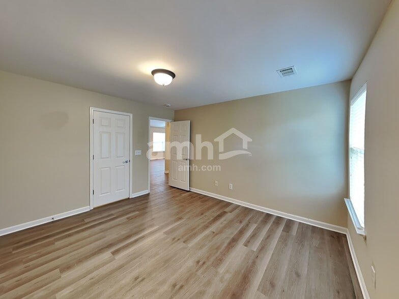 Building Photo - 319 Forest Bend Dr