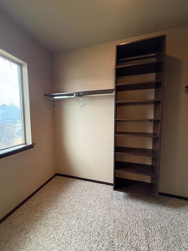 Building Photo - 4 bed 2 Bath off Keene