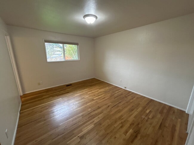 Building Photo - HALF OFF FEBRUARY RENT! 3 Bedroom 1.5 Bath in Desirable NW Corvallis
