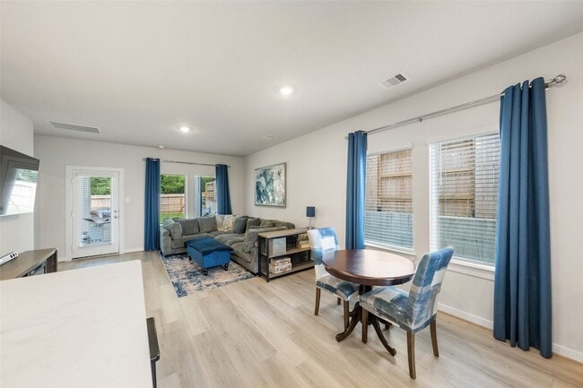 Building Photo - 18757 Timber Gln Dr
