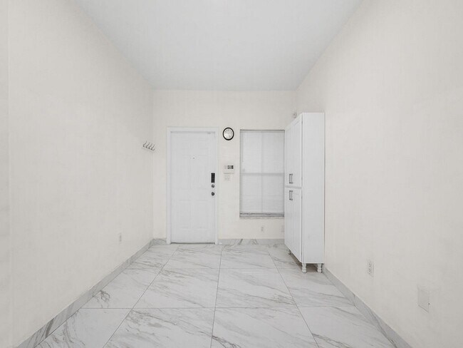 Building Photo - 7923 N Southwood Cir