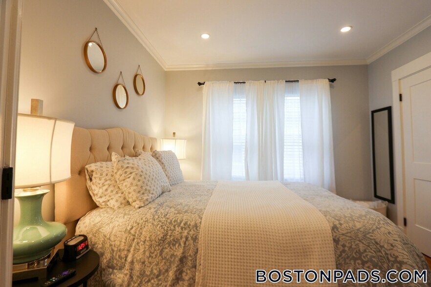Building Photo - 247 Savin Hill Ave