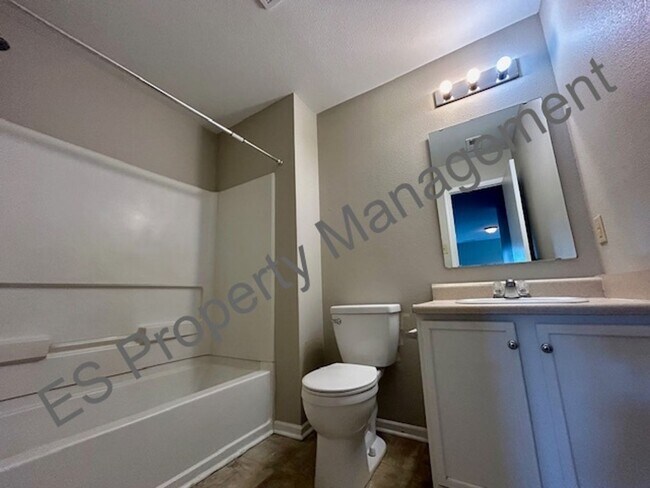 Building Photo - Great 3 Bedroom 2.5 Bathroom Two Story Home with Loft in Lawrence!