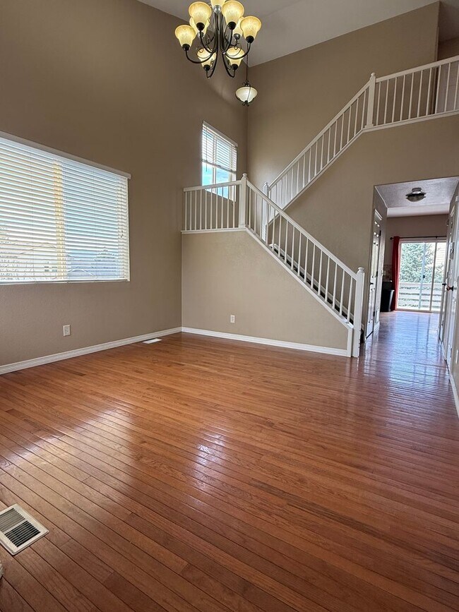 Building Photo - Beautiful 3 Bed / 3 Bath Home in Desirable D49!