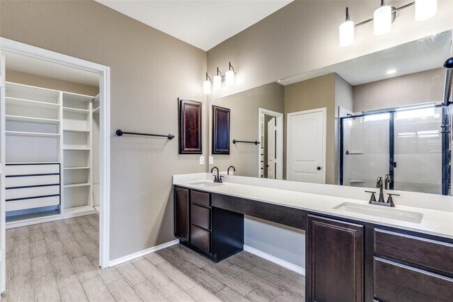 Building Photo - 1205 Half Hitch Trl