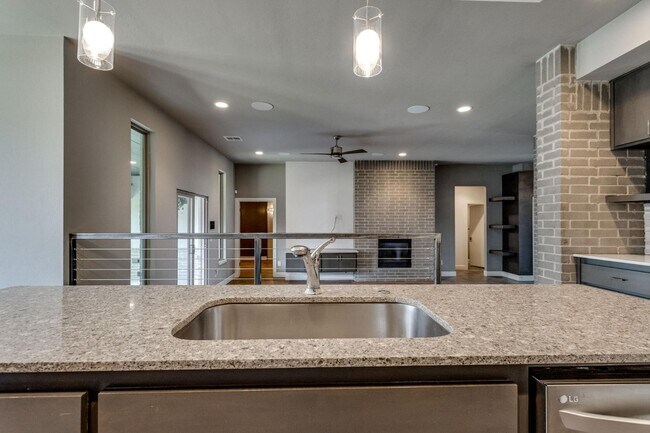 Building Photo - 2125 Heavenly Dr