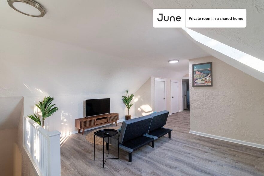 Building Photo - Room in Shared 6 bed/2 bath home