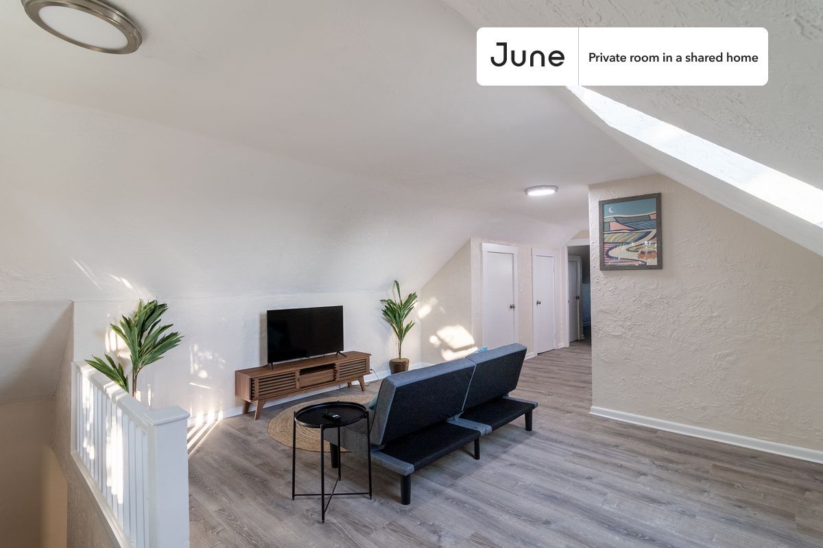 Building Photo - Room in Shared 6 bed/2 bath home in Allston