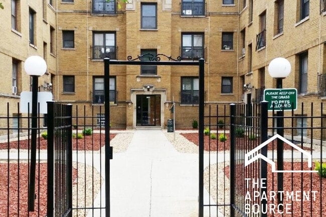 Building Photo - 730 W Roscoe St