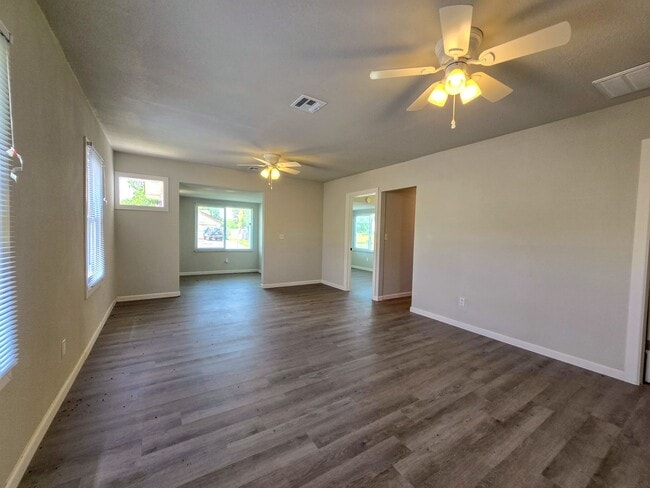 Building Photo - 3 Bedroom 1 Bath Home in Shawnee!