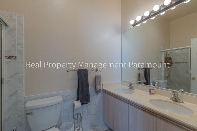 Building Photo - Stunning 2 Bedroom Townhouse in a Peaceful Neighborhood