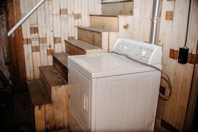 Building Photo - 204 E High St