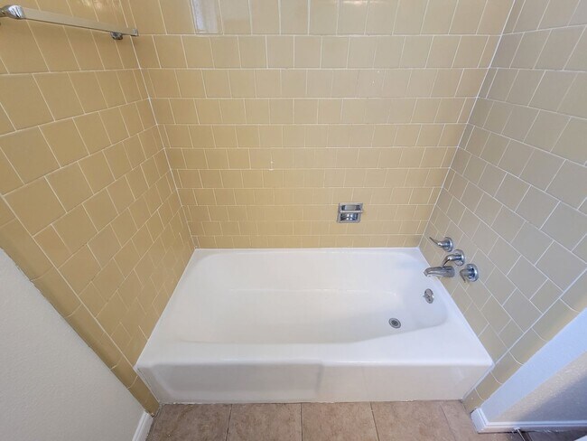 Building Photo - NICE 3 BEDROOM 2 BATH LEASE HOME IN SPRING...