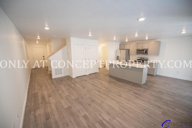 Building Photo - Brand-New Beautiful Spacious Modern Townhome in Lehi with Luxury Finishes & Prime Amenities