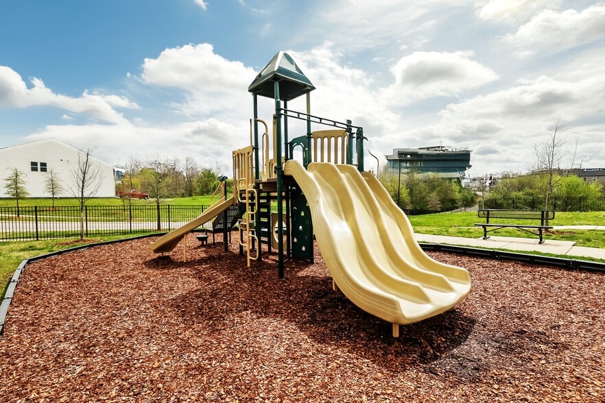 Building Photo - 831 Holland Ct