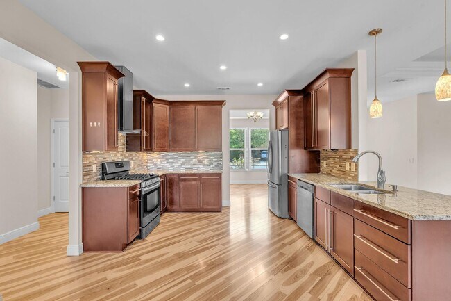 Building Photo - Stunning 4 Bedroom in PRIME Location!!  South of I-10!!