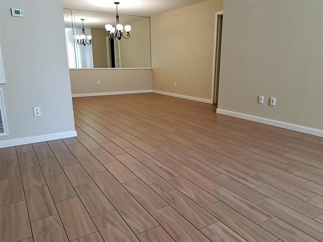Building Photo - 7400 Bellerive Dr
