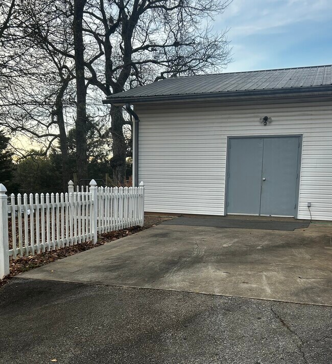 Building Photo - 1758 Willingham Ave