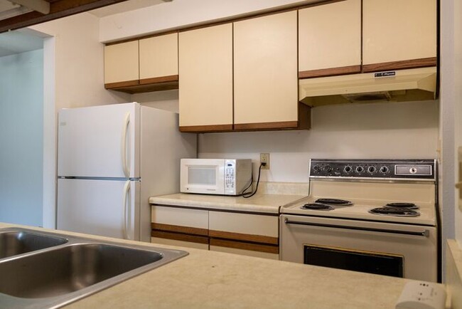 Building Photo - $1,025 | 2 Bedroom, 1 Bathroom Apartment |...