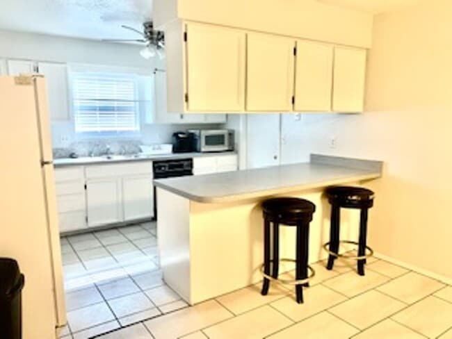 Building Photo - Beautiful  3 bedroom, 2 bath home with 2 c...