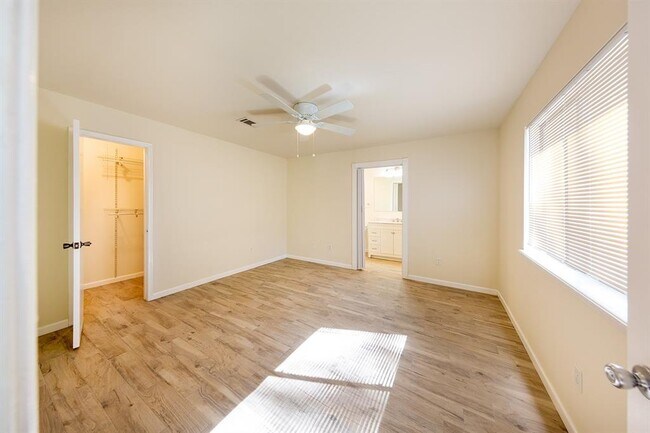 Building Photo - 8 Green Haven Dr