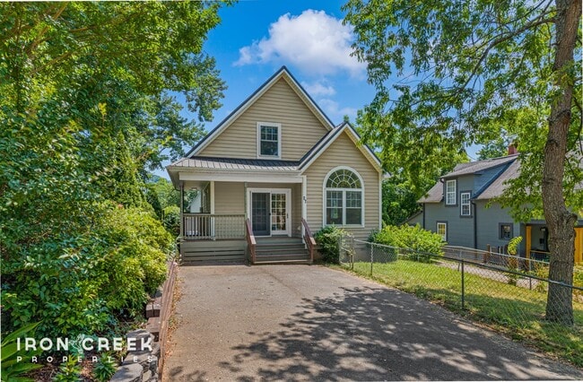Building Photo - Charming Three-Bedroom Home with Solar Pow...