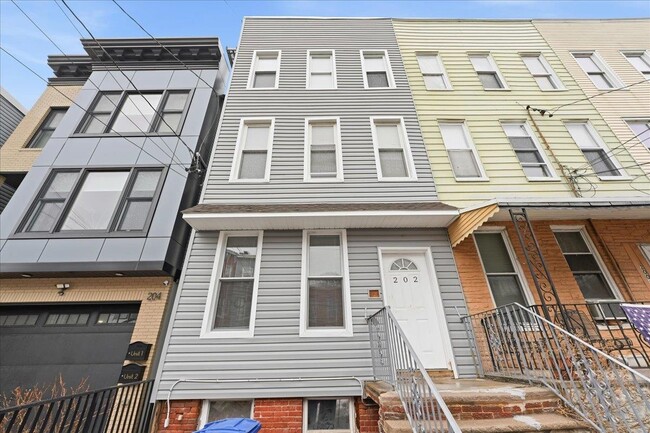 Building Photo - 202 Bowers St