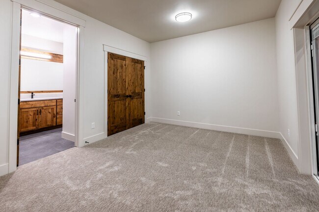 Building Photo - Beautiful Custom Townhome for Rent in Island Park- NAME YOUR LEASE TERMS