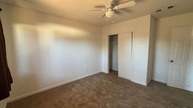 Building Photo - Three Bedroom, Two Bathroom Home in East H...