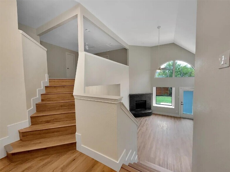 Building Photo - 811 Fawn Valley Dr