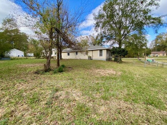 Building Photo - 1819 Shady Ln