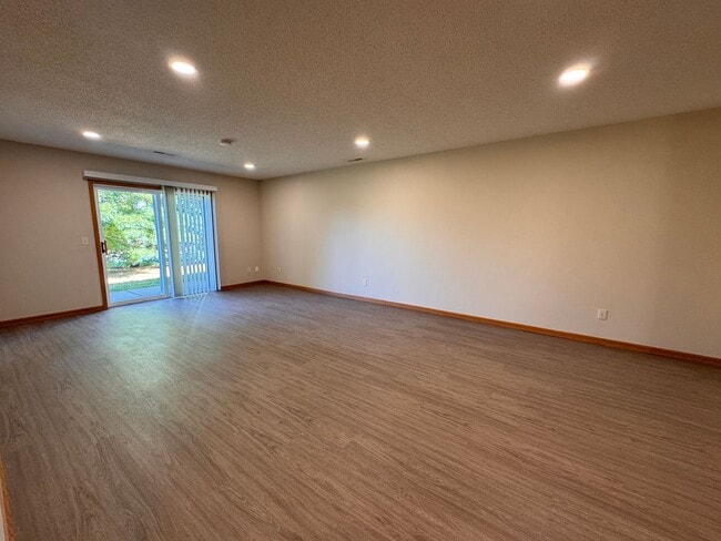 Building Photo - Fully Updated 2 Bed, 1 Bath End-Unit Townhome