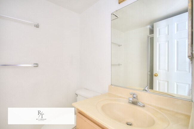 Building Photo - Beautiful Front Unit in Gated Community – ...