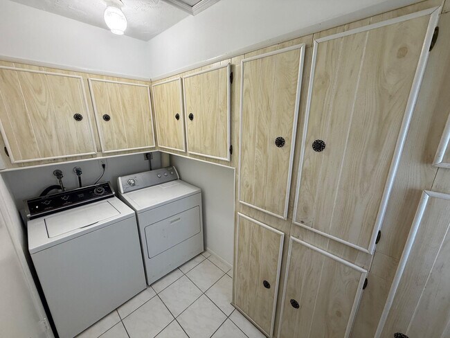 Building Photo - 6805 NW 75th Dr